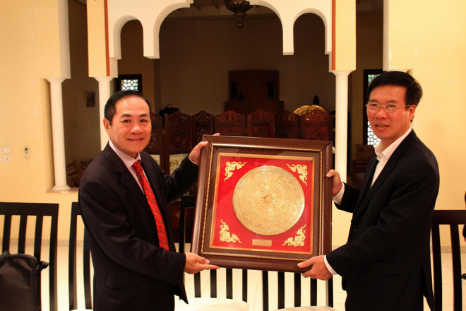 Ông Võ Văn Thưởng trao tặng phẩm cho Đại sứ quán Việt Nam. (Ảnh: Tấn Đạt/TTXVN) Trưởng ban Tuyên giáo Trung ương Võ Văn Thưởng thăm Maroc ảnh 1