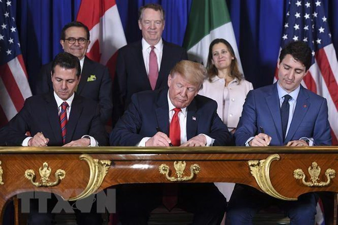 Tổng thống Mexico Enrique Pena Nieto (trái), Tổng thống Mỹ Donald Trump (giữa) và Thủ tướng Canada Justin Trudeau (phải) ký Hiệp định USMCA tại Buenos Aires, Argentina ngày 30/11/2018. (Ảnh: AFP/TTXVN) Tổng thống Mỹ Trump hối thúc Quốc hội sớm phê chuẩn USMCA ảnh 1