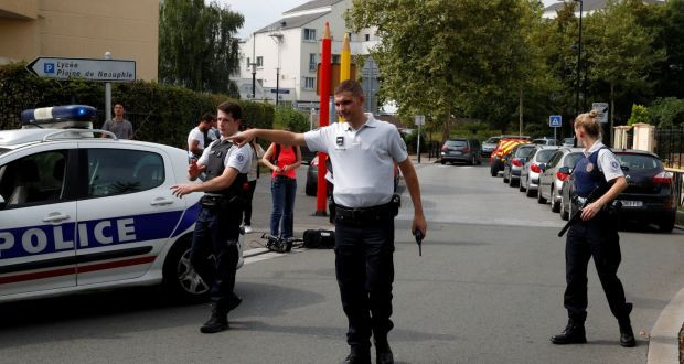 IS nhận tiến hành vụ tấn công bằng dao khiến 2 người chết tại Paris ảnh 1