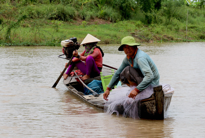 Người dân đầu nguồn châu thổ Cửu Long mưu sinh mùa lũ ảnh 2