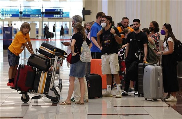 Hành khách tại sân bay quốc tế Dubai (UAE), ngày 16/8/2022. (Ảnh: AFP/TTXVN) Qatar công bố quy định phòng dịch COVID-19 tại World Cup 2022 ảnh 1