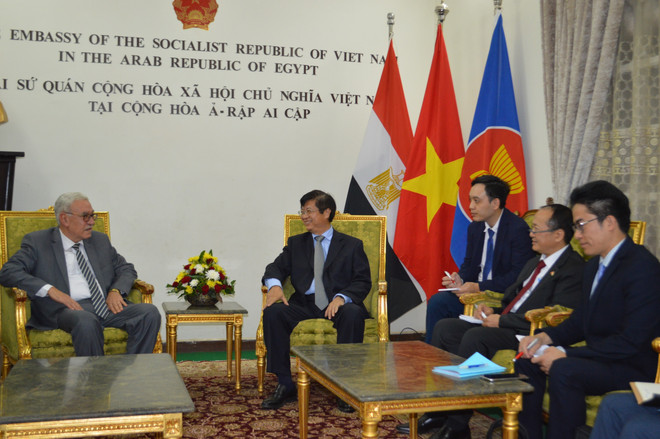 Phó Trưởng Ban Đối ngoại Trung ương Trương Quang Hoài Nam và Đại sứ Nguyễn Huy Dũng làm việc với Tổng Bí thư Đảng Cộng sản Ai Cập Salah Adly. (Ảnh: Nguyễn Trường/PV TTXVN tại Ai Cập) Việt Nam và Ai Cập nhất trí đẩy mạnh quan hệ hợp tác nhiều mặt ảnh 3