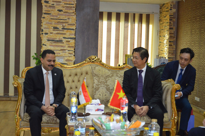 Phó Trưởng Ban Đối ngoại Trung ương Trương Quang Hoài Nam và Hạ nghị sỹ Ashraf Rashad Al-Sharif, Phó Chủ tịch thứ nhất kiêm Tổng thư ký Đảng Tương lai Quốc gia Ai Cập chia sẻ thông tin về tình hình hai nước. (Ảnh: Nguyễn Trường/PV TTXVN tại Ai Cập) Việt Nam và Ai Cập nhất trí đẩy mạnh quan hệ hợp tác nhiều mặt ảnh 1