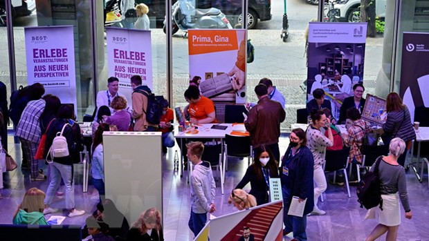 Anh xem xét nới lỏng thị thực để giải quyết tình trạng thiếu lao động ảnh 1