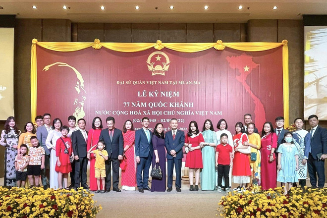 Tập thể gia đình cán bộ, nhân viên Đại sứ quán Việt Nam tại Myanmar chụp ảnh lưu niệm tại buổi lễ. (Ảnh: TTXVN phát) Cộng đồng người Việt tại Myanmar hướng về đất nước trong ngày 2/9 ảnh 1