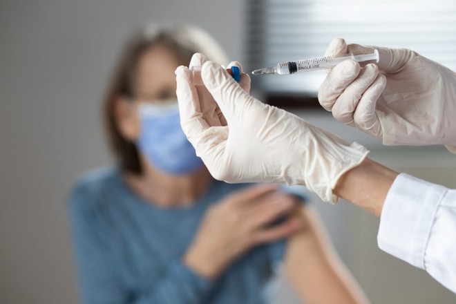 Italy ưu tiên tiêm vaccine liều tăng cường cho đối tượng trên 60 tuổi ảnh 1