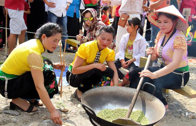 Yên Bái: Lễ hội cốm Tú Lệ thu hút đông đảo du khách tham gia ảnh 1