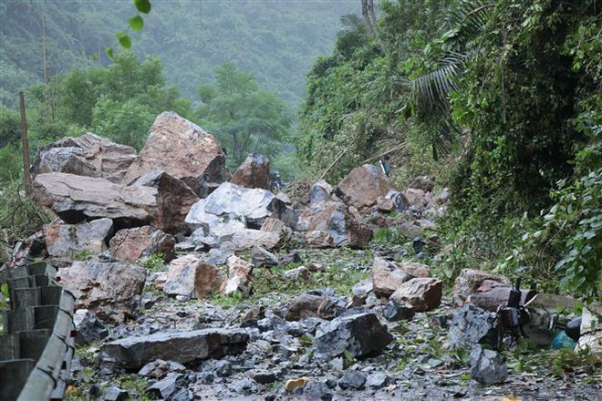 Bắc Kạn: Tiếp tục sạt lở đất đá tại Quốc lộ 3 khiến giao thông tê liệt ảnh 1