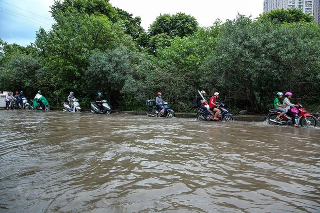 Khu vực nội thành Hà Nội cơ bản hết ngập, xe cộ dễ dàng lưu thông ảnh 1