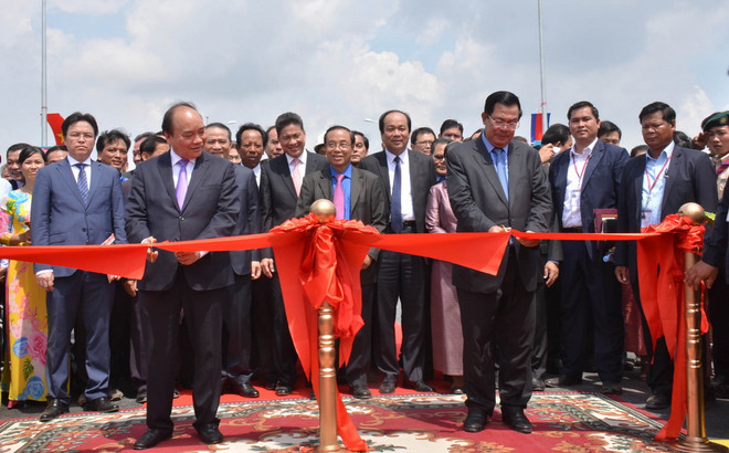 Khánh thành cây cầu biên giới nối các địa phương Việt Nam-Campuchia ảnh 2