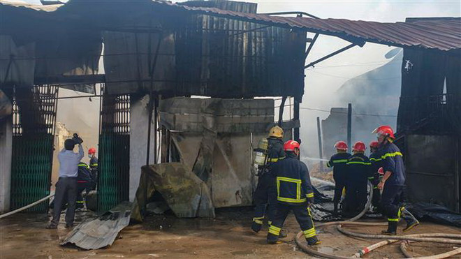 Cần Thơ: Cháy cơ sở sản xuất dầu chai ngay cạnh Chợ nổi Cái Răng ảnh 2