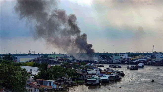 Cần Thơ: Cháy cơ sở sản xuất dầu chai ngay cạnh Chợ nổi Cái Răng ảnh 1