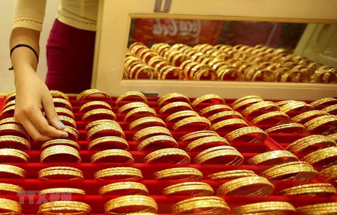 Giá vàng thế giới giảm dù có lúc vượt ngưỡng 1.700 USD mỗi ounce ảnh 1