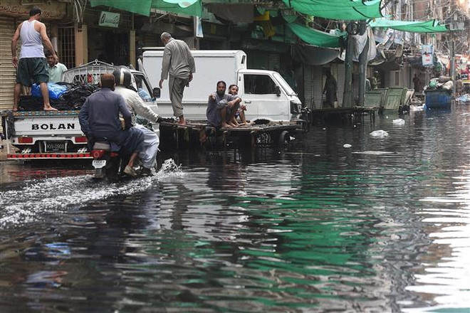 Cảnh ngập lụt sau những trận mưa lớn tại Pakistan. (Ảnh: AFP/TTXVN) Lũ quét do mưa lớn ở Pakistan khiến hàng chục người thương vong ảnh 1