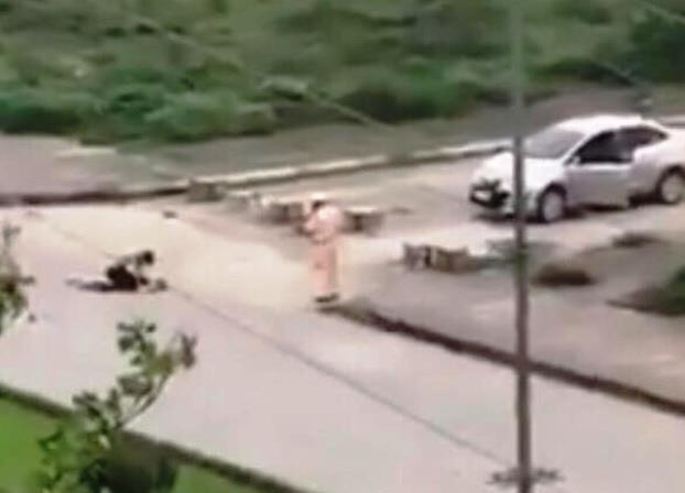 Giáng cấp đối với cảnh sát giao thông 'đứng nhìn' cô gái bị đâm chết ảnh 1