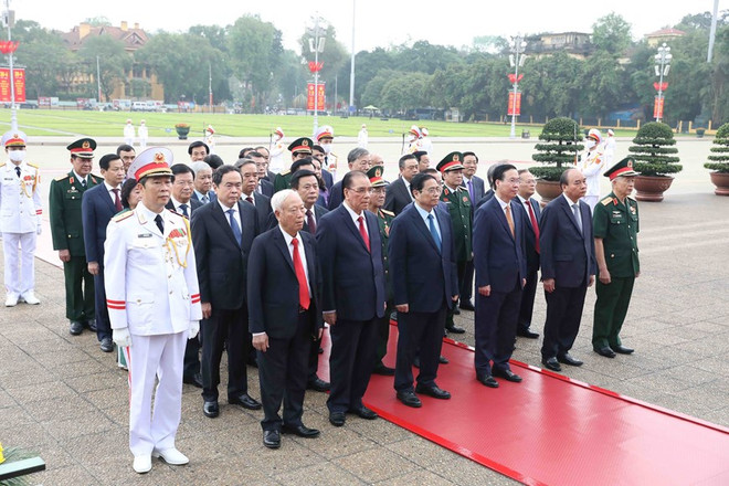 Các lãnh đạo, nguyên lãnh đạo Đảng, Nhà nước thành kính tưởng nhớ Chủ tịch Hồ Chí Minh. (Ảnh: Minh Đức/TTXVN) Lãnh đạo Đảng, Nhà nước vào Lăng viếng Chủ tịch Hồ Chí Minh ảnh 1