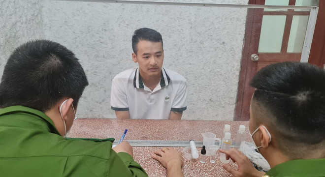 Đối tượng Lâm Đức Anh tại cơ quan điều tra. (Ảnh: TTXVN phát) Bắt giữ kẻ tàng trữ dung dịch chứa ma túy dùng cho thuốc lá điện tử ảnh 1