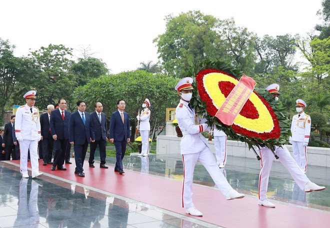 Đoàn đại biểu lãnh đạo Đảng, Nhà nước đến đặt vòng hoa tại Đài tưởng niệm các Anh hùng liệt sỹ. (Ảnh: An Đăng/TTXVN) Lãnh đạo Đảng, Nhà nước vào Lăng viếng Chủ tịch Hồ Chí Minh ảnh 2