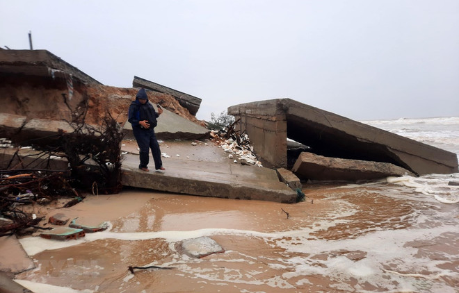 Quảng Nam: Sạt lở bờ biển Tam Hải chưa có dấu hiệu dừng lại ảnh 1
