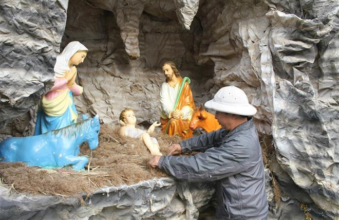 Ninh Bình: Rộn ràng không khí đón Giáng sinh tại Nhà thờ đá Phát Diệm ảnh 1