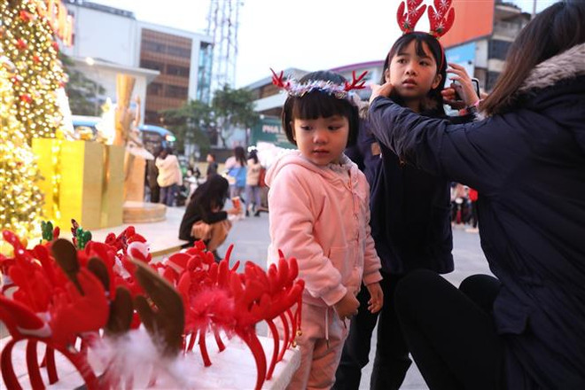 Nhà bán lẻ 'tung' khuyến mãi và mở khu vui chơi dịp Giáng sinh ảnh 1