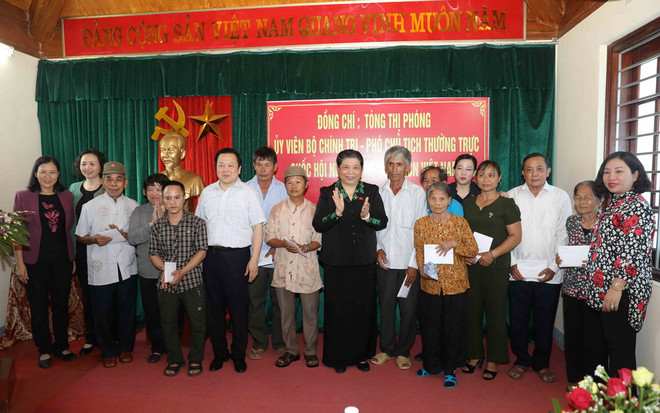 Bà Tòng Thị Phóng thăm, tặng quà người có công tại Nghệ An ảnh 1