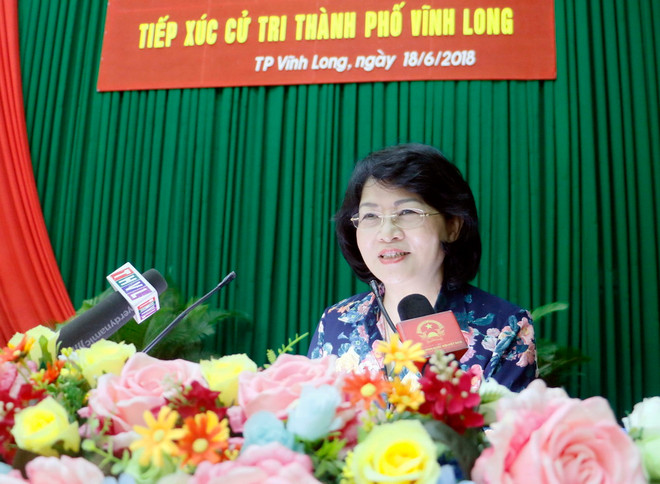 Phó Chủ tịch nước Đặng Thị Ngọc Thịnh phát biểu tại buổi tiếp xúc cử tri. (Ảnh: Phạm Minh Tuấn/TTXVN) Xử lý nghiêm các đối tượng lợi dụng lòng yêu nước để gây rối ảnh 3