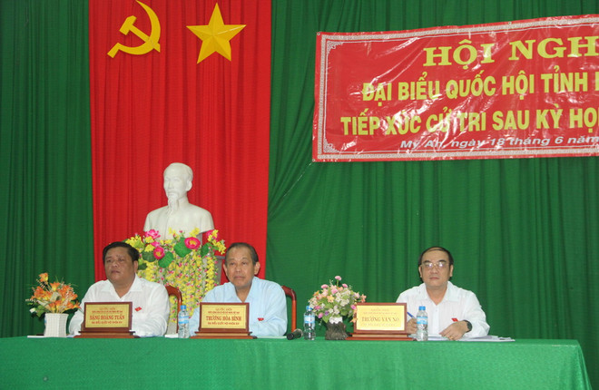 Phó Thủ tướng Trương Hòa Bình cùng Đoàn Đại biểu Quốc hội Long An lắng nghe ý kiến cử tri. (Ảnh: Bùi Giang/TTXVN) Xử lý nghiêm các đối tượng lợi dụng lòng yêu nước để gây rối ảnh 2