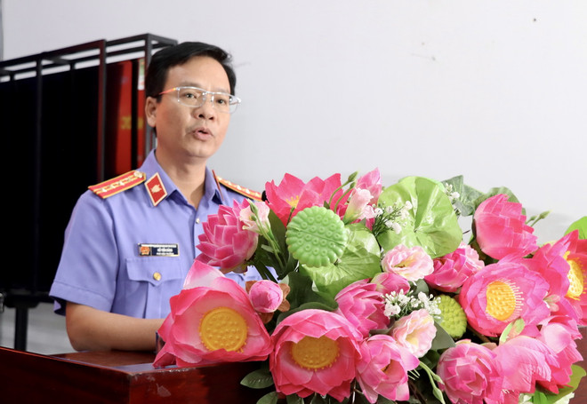 Ông Hồ Tiến Dũng, Phó Viện trưởng Viện Kiểm sát Nhân dân tỉnh An Giang xin lỗi công khai ông Lâm Hồng Sơn. (Ảnh: Thanh Sang/TTXVN) ttxvn_an oan sai 3.jpg