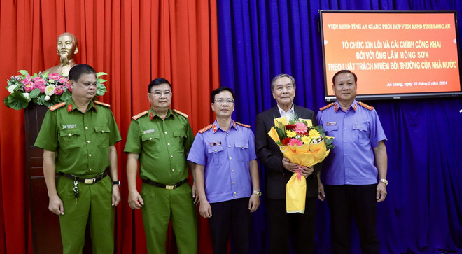 Đại diện các cơ quan tố tụng An Giang và Long An xin lỗi công khai ông Lâm Hồng Sơn. (Ảnh: Thanh Sang/TTXVN) ttxvn_an oan sai 2.jpg