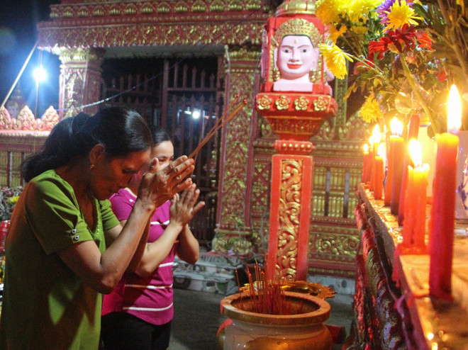 Lễ Ok Om Bok là dịp để đồng bào Khmer bày tỏ lòng biết ơn đối với Mặt Trăng và cầu mong những điều tốt đẹp. (Ảnh: Hồng Thái/TTXVN) 1 (6).jpg