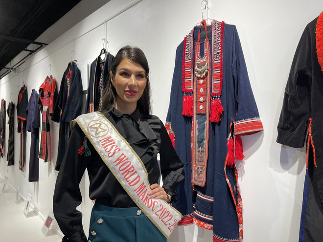 Rực rỡ triển lãm trang phục dân tộc Việt Nam tại Pháp ảnh 1