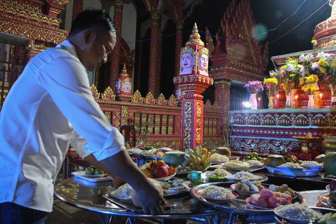 Đồng bào Khmer xã Vị Bình, huyện Vị Thủy dâng lễ vật tại chùa Ratana Paphia Vararam. (Ảnh: Hồng Thái /TTXVN) 1 (5).jpg