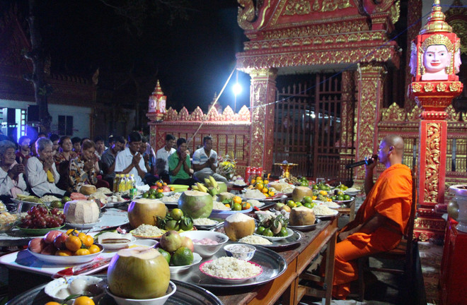 Đại đức Danh Tuấn, Trụ trì chùa Ratana Paphia Vararam (xã Vị Bình, huyện Vị Thủy), thuyết pháp đến Phật tử tại Lễ Ok Om Bok. (Ảnh: Hồng Thái/TTXVN) 1 (2).jpg