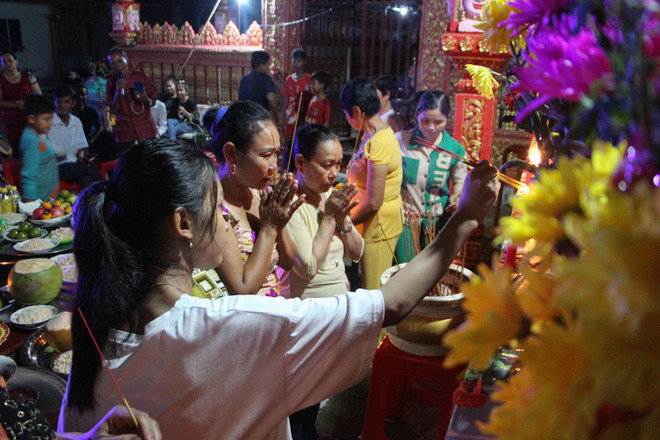Đồng bào Khmer cầu nguyện tại chùa Ratana Paphia Vararam (xã Vị Bình, huyện Vị Thủy). (Ảnh: Hồng Thái - TTXVN) 1 (8).jpg