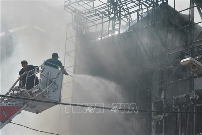 Hỏa hoạn thiêu rụi nhiều cửa hàng điện máy ở thành phố Buôn Ma Thuột ảnh 1