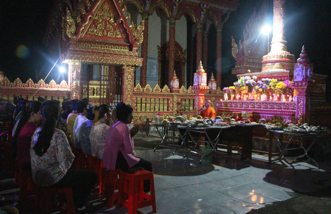 Đồng bào Khmer xã Vị Bình, huyện Vị Thủy đón lễ Ok Om Bok tại chùa Ratana Paphia Vararam (xã Vị Bình, huyện Vị Thủy). (Ảnh: Hồng Thái/TTXVN) 1 (7).jpg