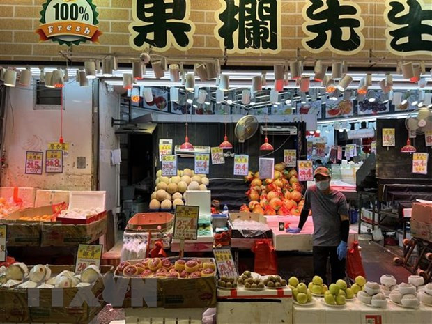 Một quầy hàng hoa quả ở chợ Wan Chai, ngày 9/2/2022. (Ảnh: Mạc Luyện/TTXVN) Trung Quốc: Kinh tế Hong Kong tiếp tục đà phục hồi trong quý 3 ảnh 1