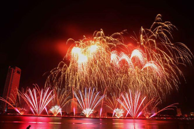 Đội Anh và Trung Quốc khoe sắc màu pháo hoa trên trời đêm sông Hàn ảnh 1