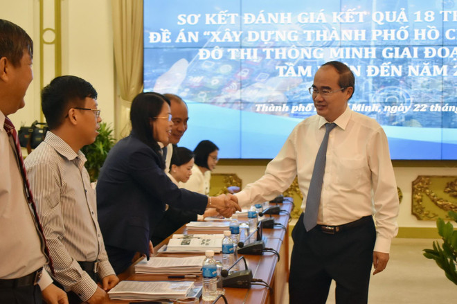 Bí thư Thành ủy Thành phố Hồ Chí Minh Nguyễn Thiện Nhân với các đại biểu dự hội nghị. (Ảnh: Tiến Lực/TTXVN) TP.HCM xây dựng các giải pháp thực hiện Đề án đô thị thông minh ảnh 1