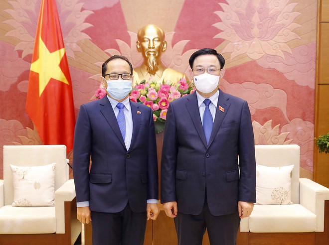 Chủ tịch Quốc hội Vương Đình Huệ với Đại sứ Chay Navuth tại buổi tiếp. (Ảnh: Doãn Tấn/TTXVN) Việt Nam dành ưu tiên cao cho việc tăng cường quan hệ với Campuchia ảnh 1