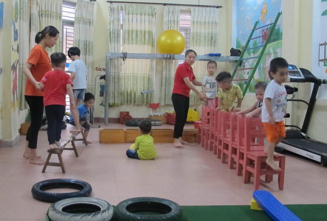 Giáo viên can thiệp, trị liệu và hỗ trợ hòa nhập cho trẻ ở Trung tâm. (Ảnh: Thùy Dung/TTXVN) Nơi 'chắp cánh' tương lai cho trẻ tự kỷ ở thành phố Ninh Bình ảnh 1