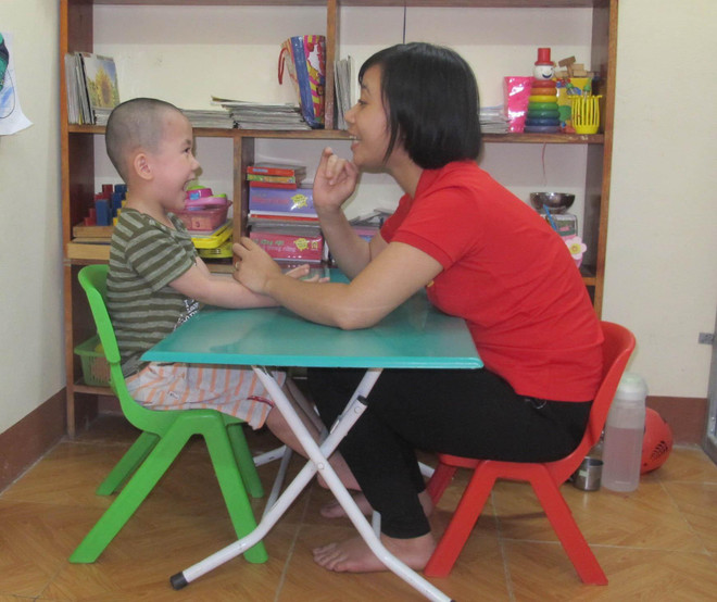 Giáo viên can thiệp, trị liệu và hỗ trợ hòa nhập cho trẻ ở Trung tâm. (Ảnh: Thùy Dung/TTXVN) Nơi 'chắp cánh' tương lai cho trẻ tự kỷ ở thành phố Ninh Bình ảnh 2