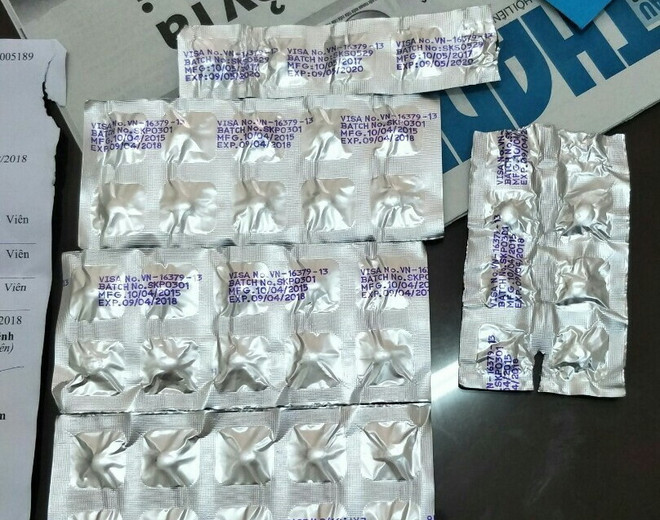 Số thuốc đã hết hạn sử dụng vẫn được cấp cho bệnh nhân điều trị bệnh. (Ảnh: Lê Xuân/TTXVN) Cấp thuốc hết hạn cho bệnh nhân, 3 nhân viên bị đình chỉ công tác ảnh 1