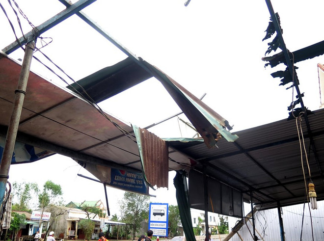 Bão số 9 tại Gia Lai: Tường đổ đè chết người đang trú mưa ảnh 1