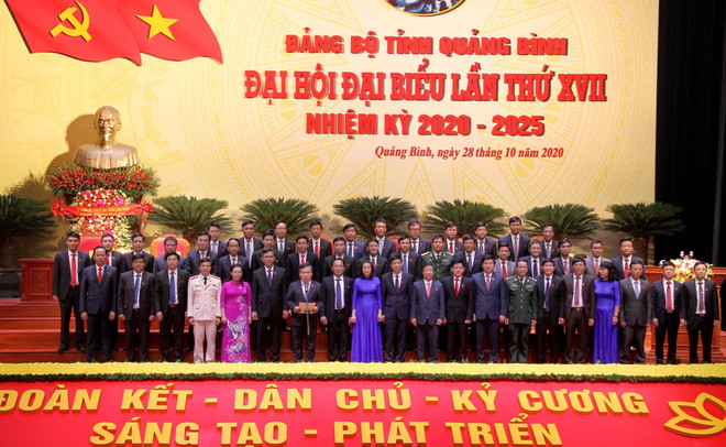 Ban Chấp hành Đảng bộ tỉnh Quảng Bình khóa 2020-2025 ra mắt Đại hội. (Ảnh: Văn Tý/TTXVN) Ông Vũ Đại Thắng được bầu tiếp tục giữ chức Bí thư Tỉnh ủy Quảng Bình ảnh 2