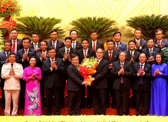 Đồng chí Nguyễn Thiện Nhân tặng hoa Ban Chấp hành Đảng bộ tỉnh Quảng Bình nhiệm kỳ 2020-2025. (Ảnh: Văn Tý/TTXVN) Ông Vũ Đại Thắng được bầu tiếp tục giữ chức Bí thư Tỉnh ủy Quảng Bình ảnh 1