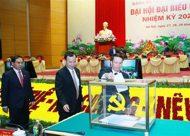 Đại biểu bỏ phiếu bầu Ban Chấp hành Đảng bộ Khối các cơ quan Trung ương khóa XIII, nhiệm kỳ 2020-2025. (Ảnh: Phương Hoa/TTXVN) 51 đồng chí tham gia Ban Chấp hành Đảng bộ Khối các Cơ quan TW ảnh 1