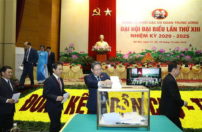 Các đại biểu bỏ phiếu giới thiệu Bí thư Đảng ủy Khối các cơ quan Trung ương lần thứ XIII, nhiệm kỳ 2020-2025. (Ảnh: Văn Điệp/TTXVN) 51 đồng chí tham gia Ban Chấp hành Đảng bộ Khối các Cơ quan TW ảnh 2