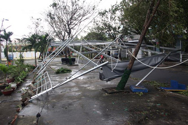 Gió bão làm gãy, sập đổ hàng loạt cây xanh, hàng quán trên các tuyến phố trong địa bàn thành phố Tam Kỳ. (Ảnh: Trịnh Bang Nhiệm/TTXVN) Quảng Nam: 3 người chết và mất tích, 5 người bị thương do bão số 9 ảnh 1